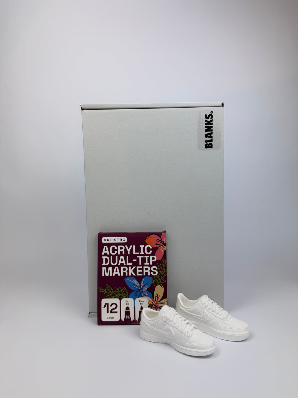Medium trainer paint kit with pens